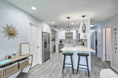 Breezy Largo Getaway - 5 Minutes to Beach!