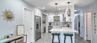 Breezy Largo Getaway - 5 Minutes to Beach!