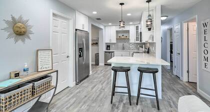 Breezy Largo Getaway - 5 Minutes to Beach!