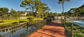 Sarasota Villa w/ Pool Access ~ 4 Mi to Beach!