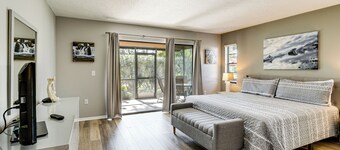 Sarasota Villa w/ Pool Access ~ 4 Mi to Beach!