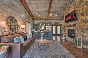 House (1 Bedroom) | Interior - 'honey's Nook' Broken Bow Home w/ Hot Tub + Decks! (Broken Bow)