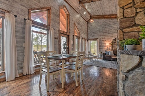 'honey's Nook' Broken Bow Home w/ Hot Tub + Decks!