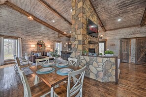 House (1 Bedroom) | Interior - 'honey's Nook' Broken Bow Home w/ Hot Tub + Decks! (Broken Bow)