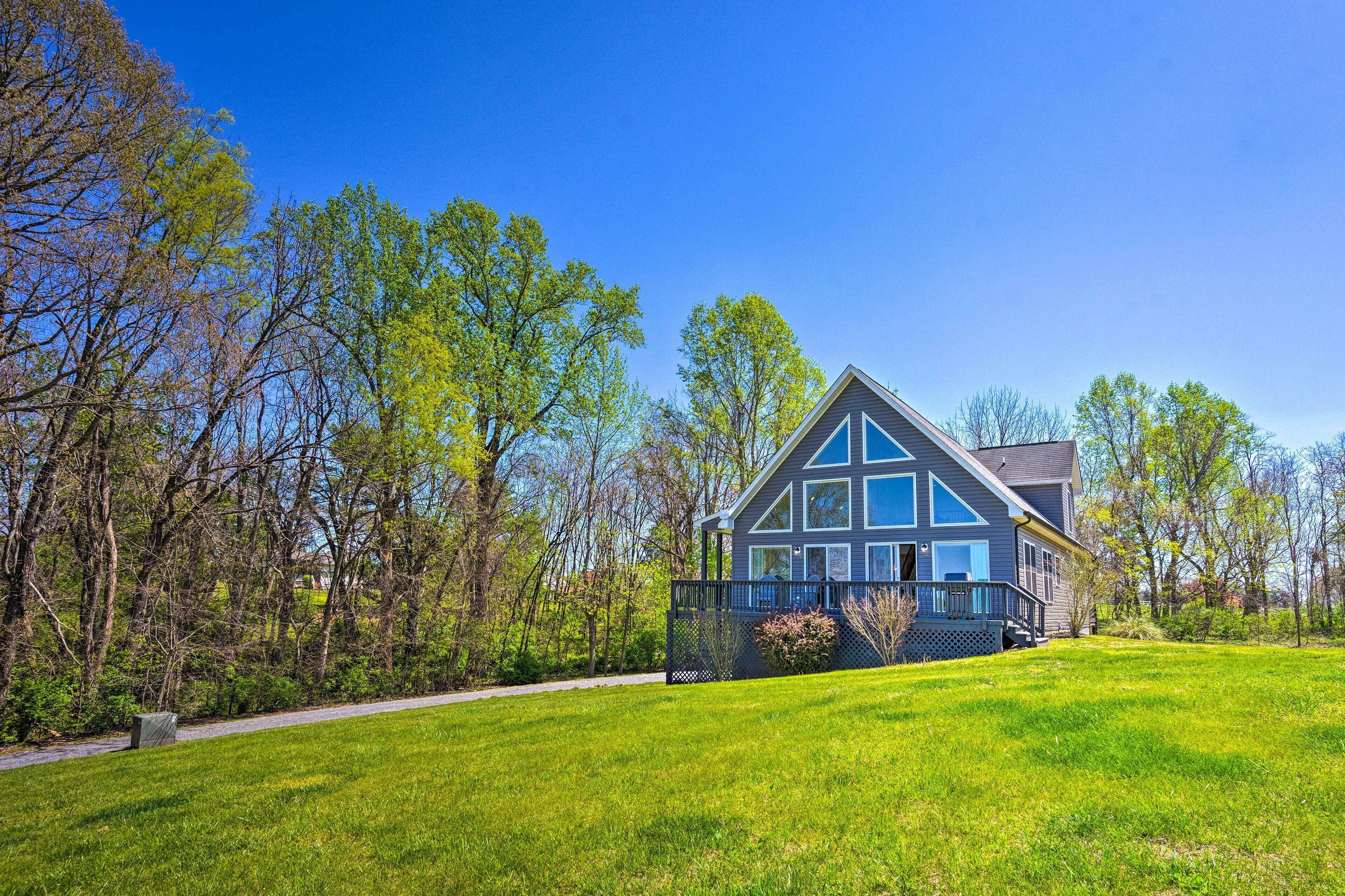 Pet-friendly Retreat Near Lake Anna w/ Decks!