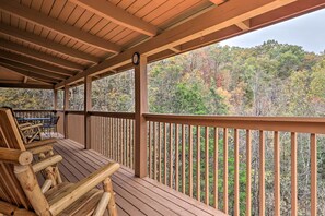 House (2 Bedrooms) | Interior - Homey Sevierville Cabin w/ Deck Near Pigeon Forge! (Sevierville)