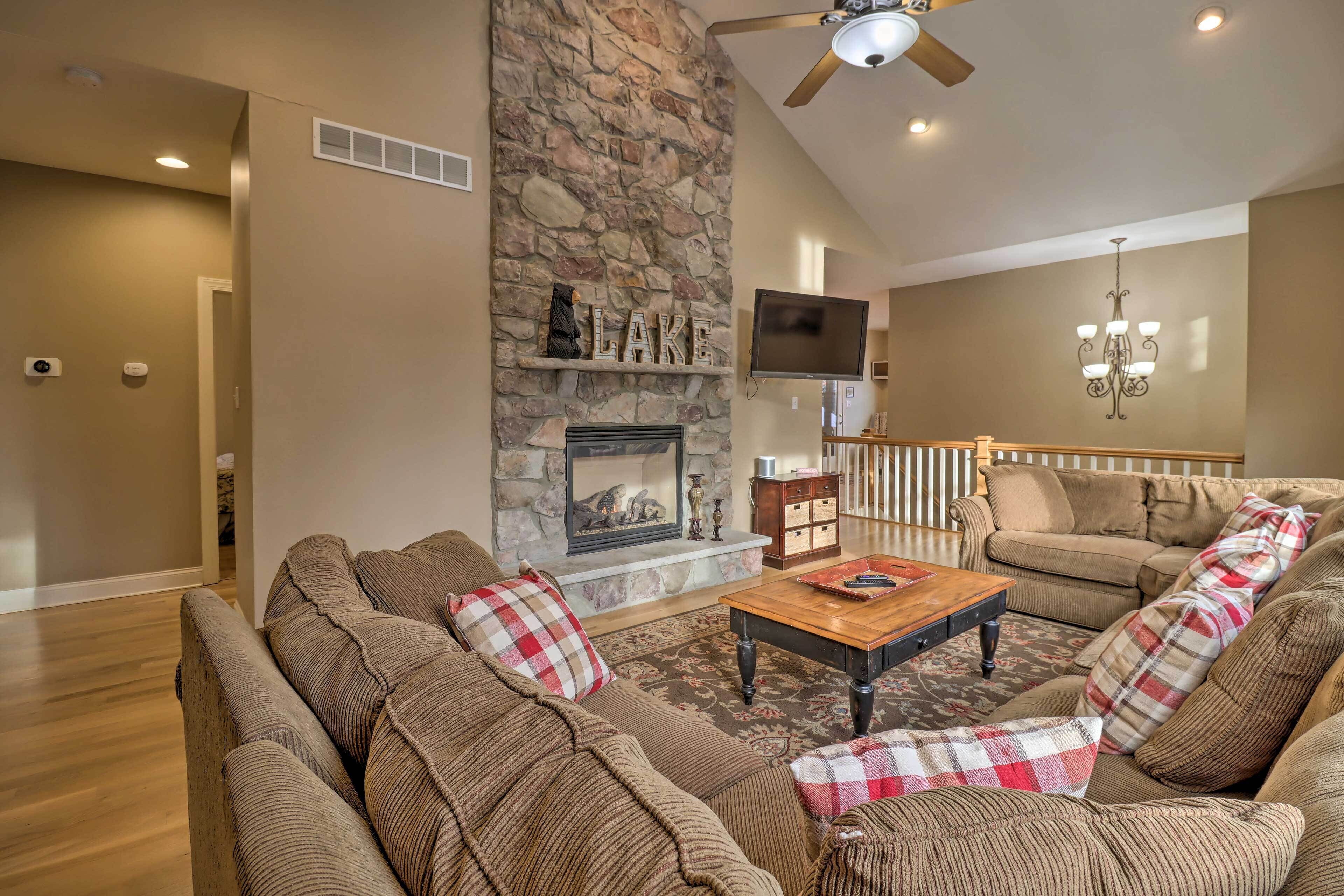 Lake Harmony Home w/ Hot Tub < 1/2 Mi to Ski!