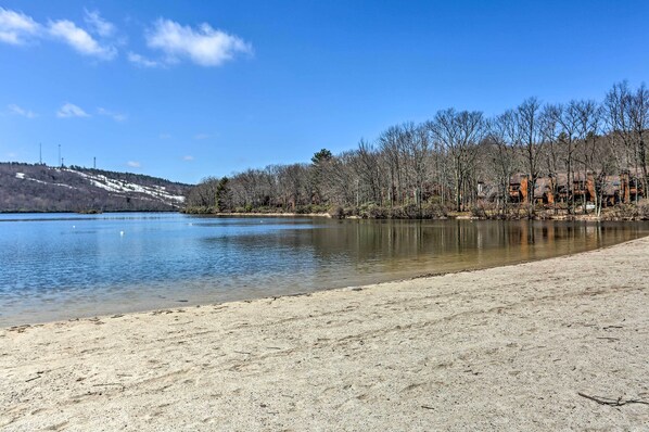 Interior - < Half-mi to Skiing: Lake Harmony Home w/ Hot Tub (Lake Harmony)