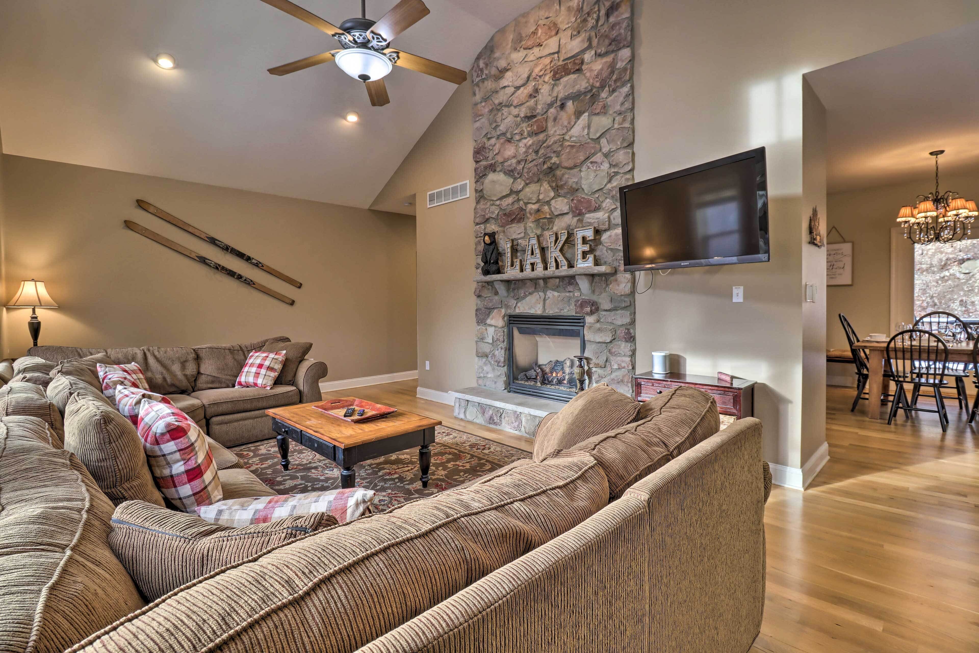 Lake Harmony Home w/ Hot Tub < 1/2 Mi to Ski!