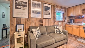 Living area - Adorable Pigeon Forge Apt ~ 2 Mi to Downtown! (Sevierville)