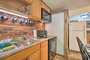 Mikrobølgeovn, ovn, kokeplater og høy barnestol