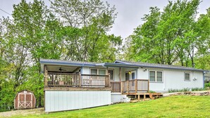 A single-story house with a front porch, a covered patio, and a small deck. - Table Rock Lake House w/ Fire Pit: Steps to Water! (Branson West)