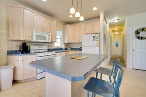 Apartment (3 Bedrooms) | Interior - Sunny Ocean City Retreat ~ Qtr-mi to Beach! (Ocean City)