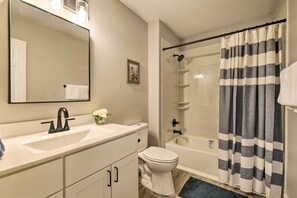 Apartment (2 Bedrooms) | Interior - Chic Townhome ~ 6 Mi to Talking Rocks Cavern! (Kimberling City)
