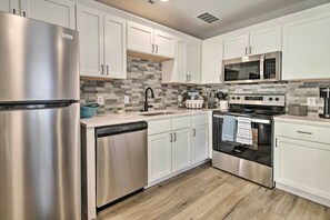 Apartment (2 Bedrooms) | Interior - Chic Townhome ~ 6 Mi to Talking Rocks Cavern! (Kimberling City)