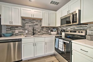 Interior - Chic Townhome ~ 6 Mi to Talking Rocks Cavern! (Kimberling City)