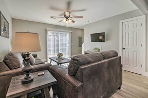 Interior - Chic Townhome ~ 6 Mi to Talking Rocks Cavern! (Kimberling City)