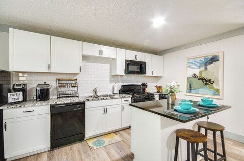 Greenwood Studio Cottage < 1 Mi to Downtown!