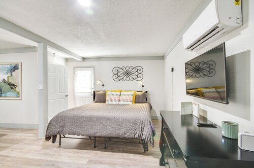 Greenwood Studio Cottage < 1 Mi to Downtown!