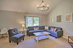 Apartment (1 Bedroom) | Interior - Chic Resort Condo ~ 1 Mi to Attitash Mountain! (Bartlett)