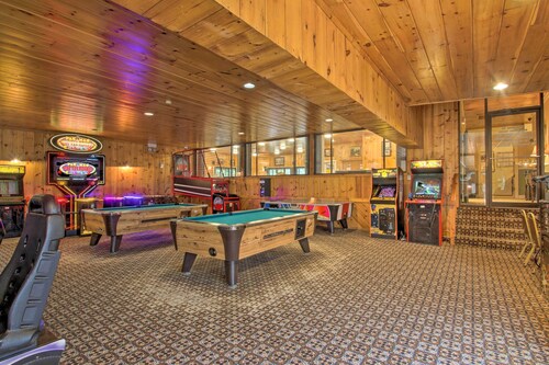 Chic Resort Condo ~ 1 Mi to Attitash Mountain!