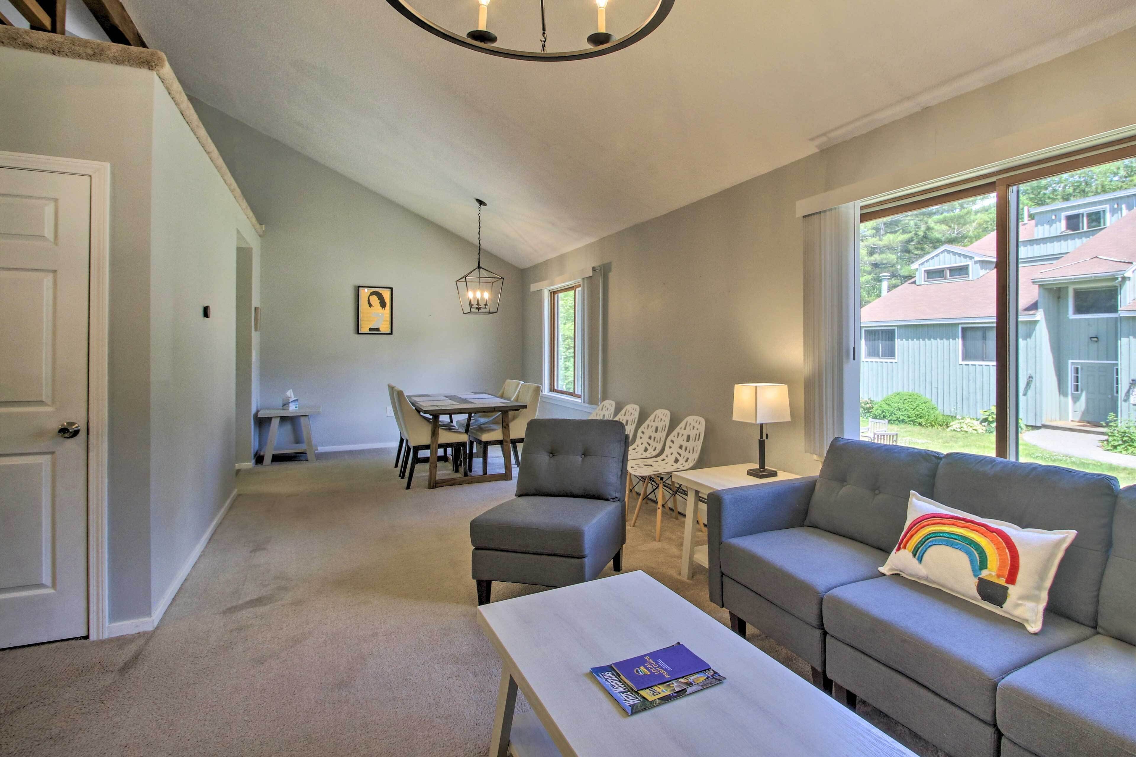 Chic Resort Condo ~ 1 Mi to Attitash Mountain!