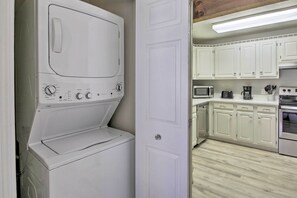 Apartment (1 Bedroom) | Interior - Chic Resort Condo ~ 1 Mi to Attitash Mountain! (Bartlett)