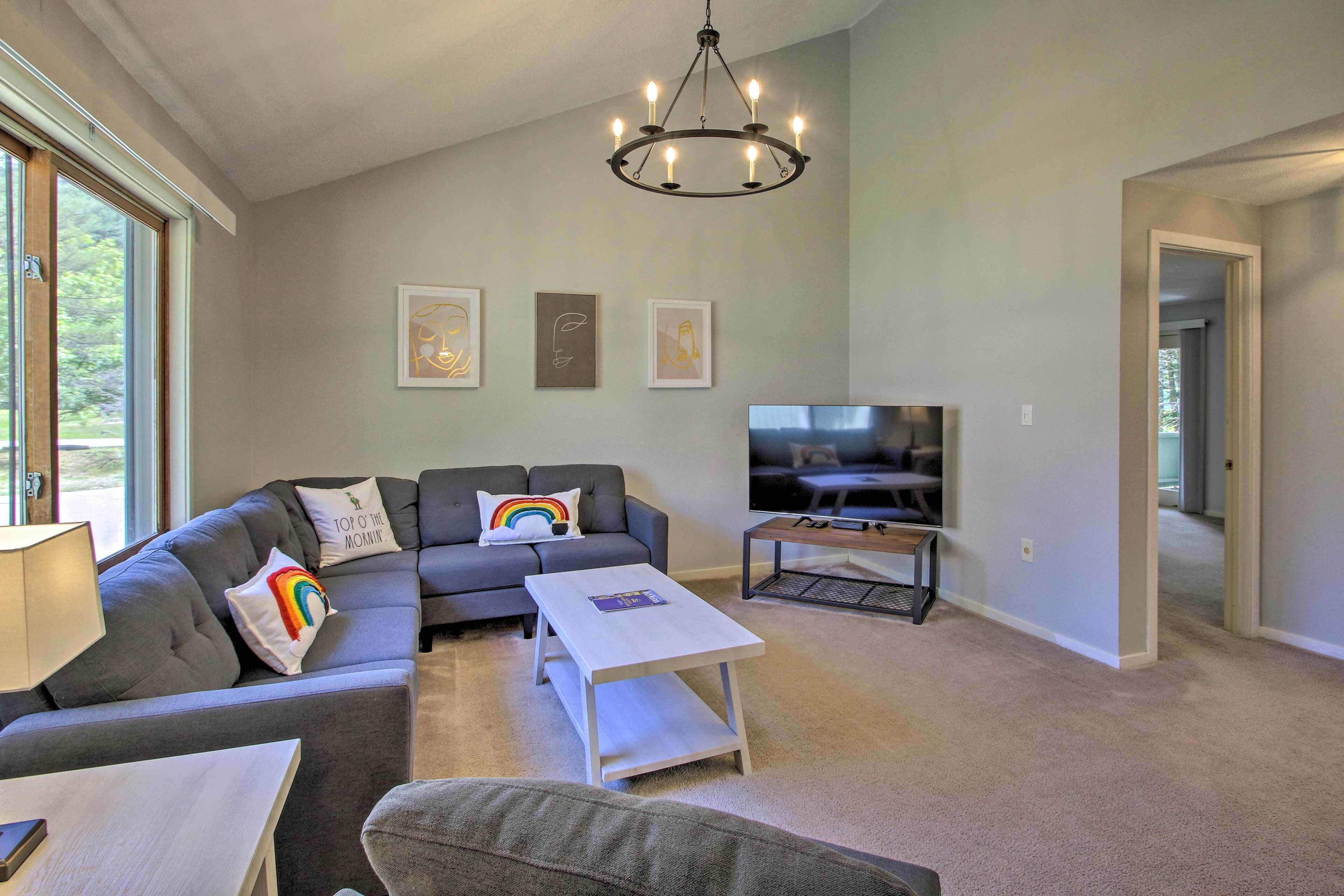 Chic Resort Condo ~ 1 Mi to Attitash Mountain!