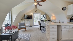 A spacious loft with a high ceiling, a ceiling fan, a kitchen area, and a dining space. - Mariposa Home: Furnished Patio & Sierra Mtn Views (Mariposa)