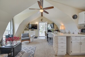 Interior - Mariposa Home: Furnished Patio & Sierra Mtn Views (Mariposa)