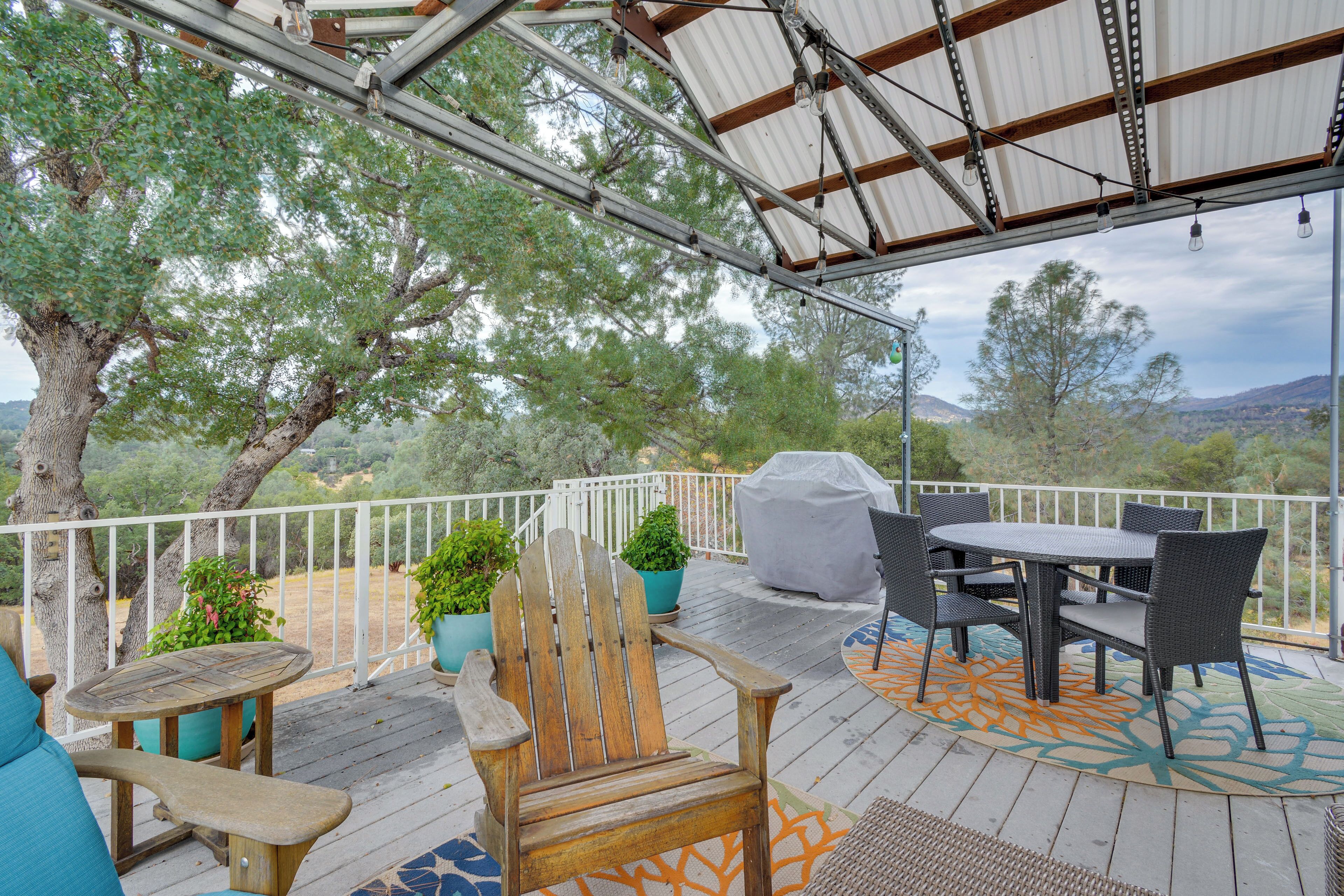 Mariposa Home W/furnished Patio & Sierra Mtn Views