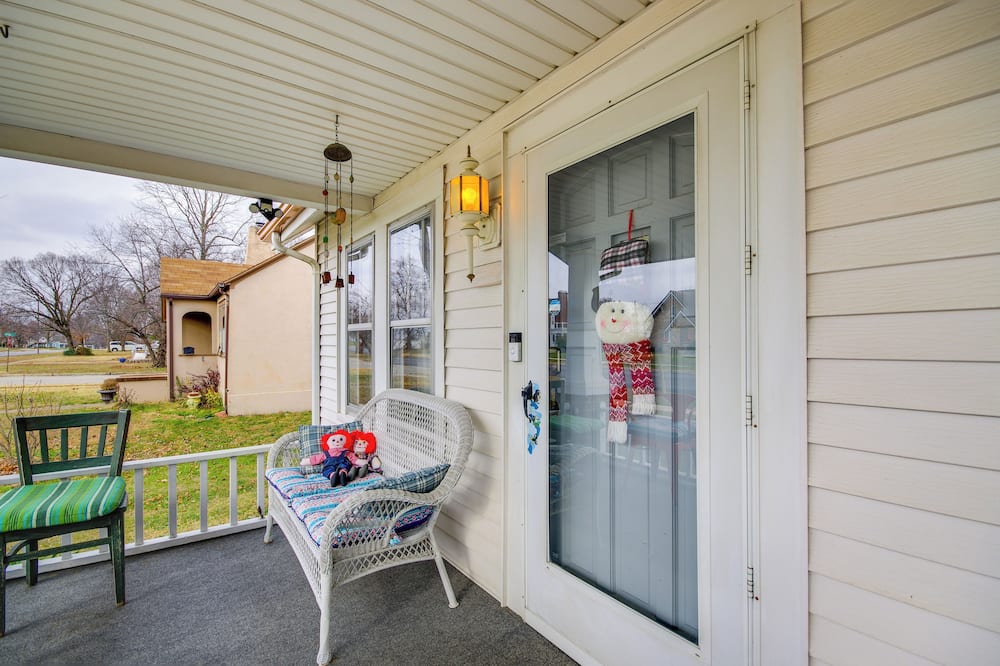 Walk to Dtwn: Marie Antoinette-themed Lebanon Home - Eldridge, MO