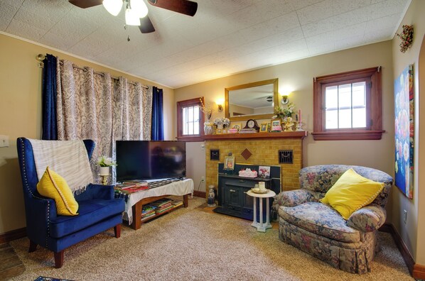 House (4 Bedrooms) | Living area | Fireplace