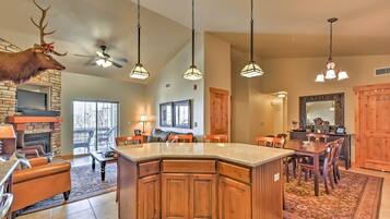 Apartment (3 Bedrooms) | Private kitchen | Microwave, oven, stovetop, dishwasher