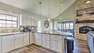 House (5 Bedrooms) | Interior