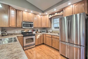 House (3 Bedrooms) | Private kitchen | Microwave, oven, stovetop, dishwasher - Charming Massanutten Resort Home w/ Grill! (McGaheysville)