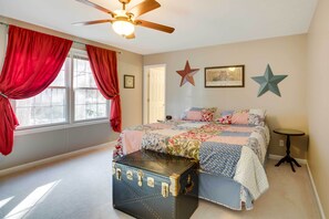 Hus (3 Bedrooms) | 3 soverom, skrivebord for bærbar PC, strykejern/-brett og sengetøy