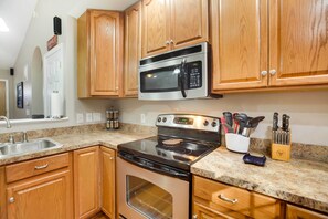 Casa (3 Bedrooms) | Cocina privada | Microondas, horno, parrilla de estufa y lavavajillas 