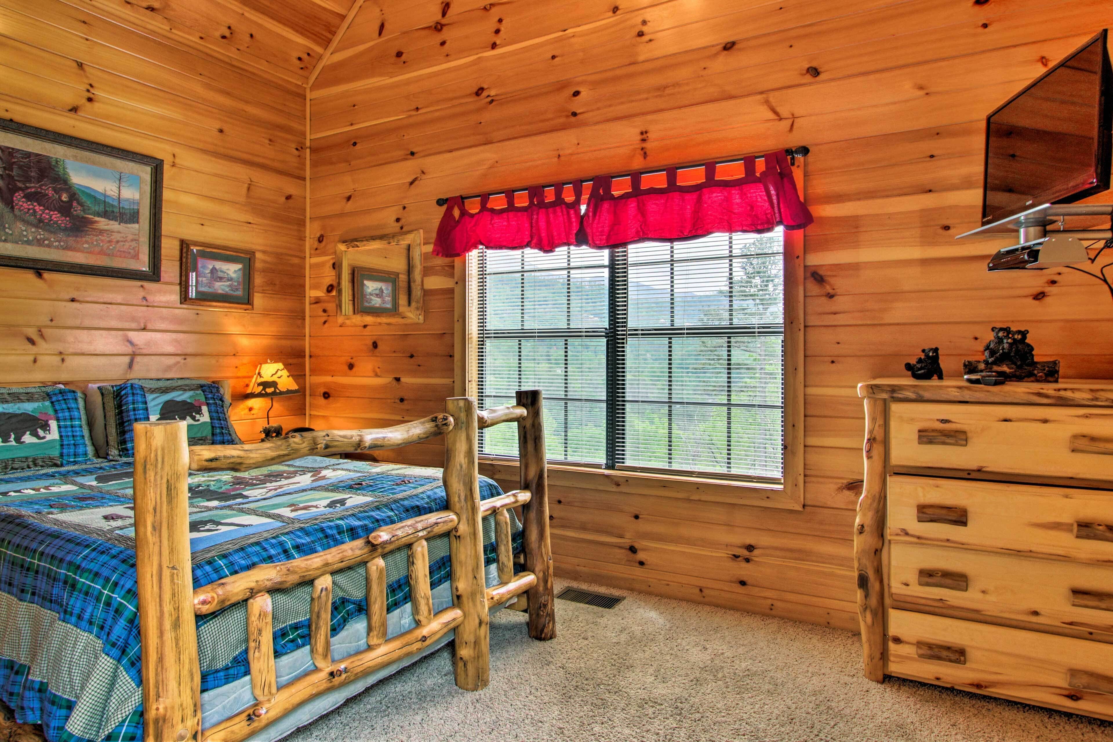 Una habitación de cabaña de madera con cama, cómoda y ventana con persianas.