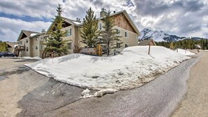 A multi-story building with a sign reading "Cedar Creek Condominiums." - Cozy Montana Condo w/ Walk to Big Sky Resort! (Big Sky)