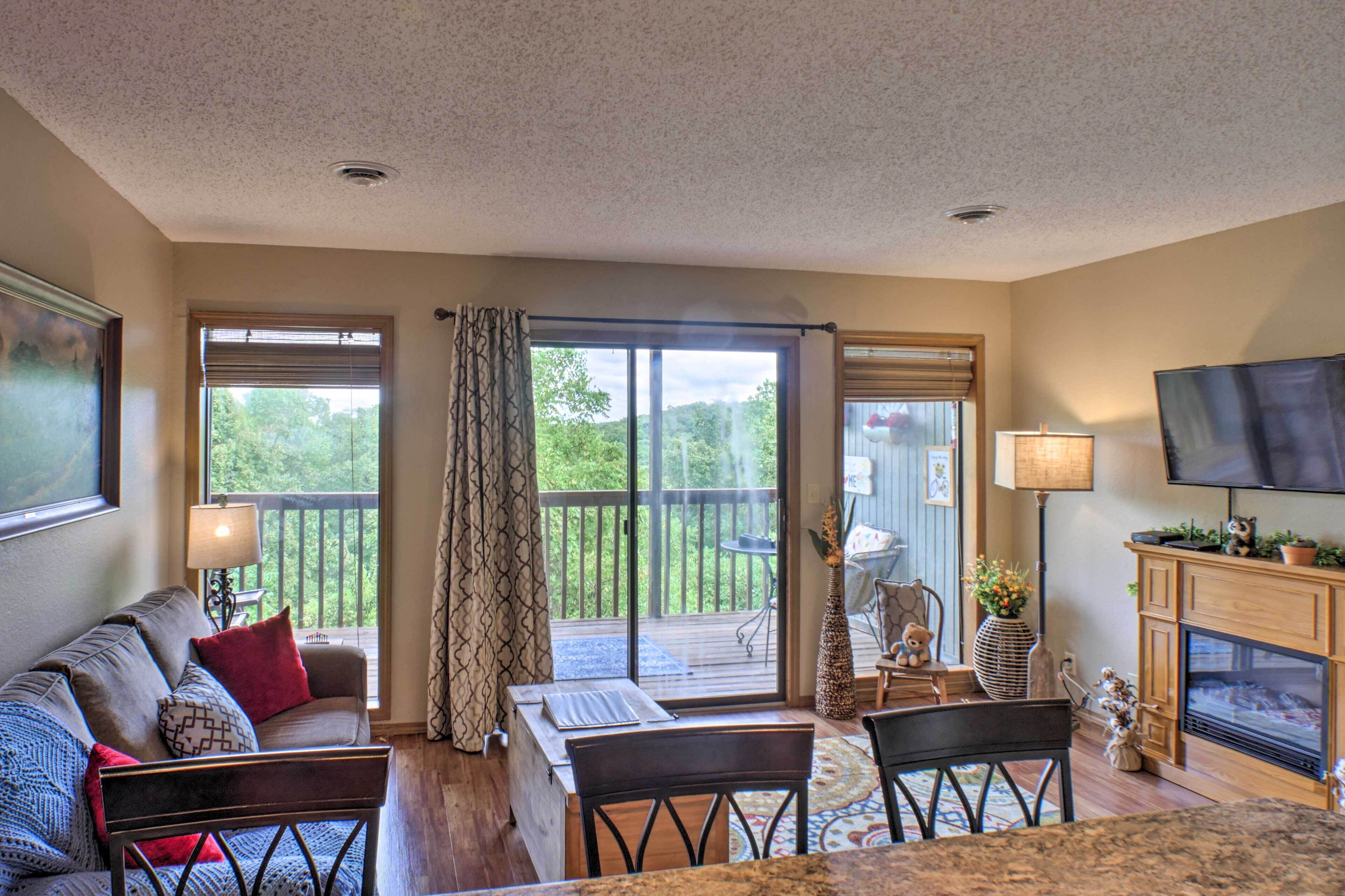 Family Getaway - 1 Mile to Silver Dollar City!