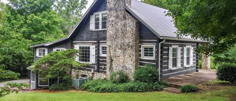 House (4 Bedrooms) | Exterior