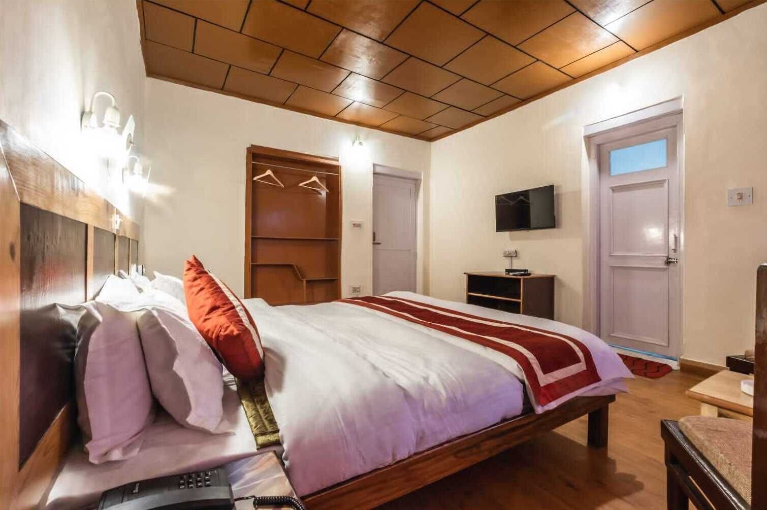 Basic Double Room | Premium bedding, desk, soundproofing, bed sheets