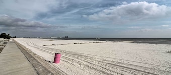 Gulfport Condo w/ Private Balcony - Walk to Beach!