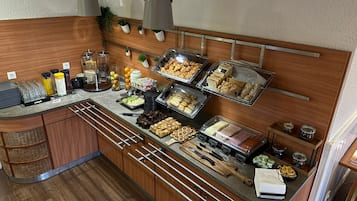 Daily continental breakfast (EUR 7.00 per person)