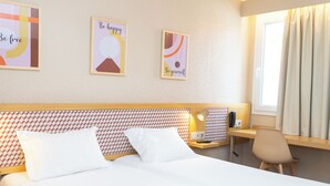 A hotel room with a bed, a desk with a lamp, and three motivational posters on the wall. - Flag Hotel Lisboa Oeiras (Oeiras)
