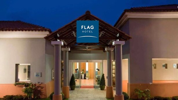 The exterior of the Flag Hotel with a covered entrance, columns, and a clear view of the entrance area. - Flag Hotel Lisboa Oeiras (Oeiras)