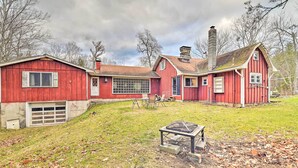 A red barn with a garage, a large window, and a chimney. - Old Time Catskill Mtn Retreat, Handcrafted Cabin! (East Durham)