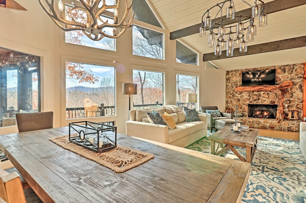 5 Mi to Ski Sapphire Valley: Cozy Retreat w/ Decks - Blackrock Mountain, NC
