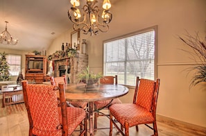 Dining - White River Getaway w/ Fire Pit & Trout Fishing! (Mountain View)